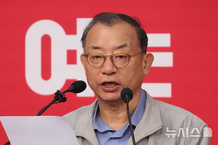 [서울=뉴시스] 고승민 기자 = 이정현 국민의힘 공천관리위원장이 31일 서울 여의도 당사에서 50만 이상 도시 경선결과를 발표하고 있다. 이 위원장은 이후 공관위원장직 사퇴 의사를 밝혔다. 2026.03.31. kkssmm99@newsis.com