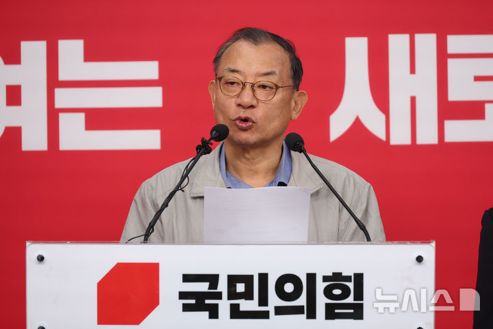 [서울=뉴시스] 고승민 기자 = 이정현 국민의힘 공천관리위원장이 31일 서울 여의도 당사에서 50만 이상 도시 경선결과를 발표하고 있다. 이 위원장은 이후 공관위원장직 사퇴 의사를 밝혔다. 2026.03.31. kkssmm99@newsis.com