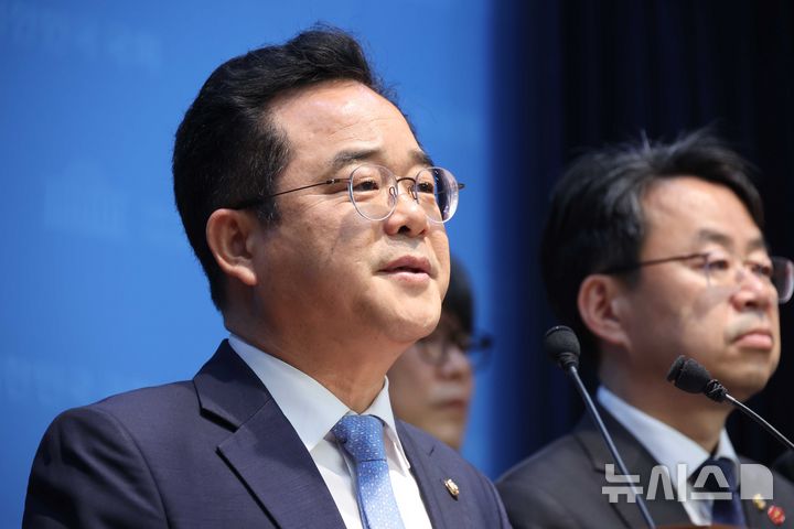 [서울=뉴시스] 조성봉 기자 = 민병덕 더불어민주당 을지로위원장이 31일 오전 서울 여의도 국회 소통관에서 열린 임금체불 해결을 위한 발주자직접지급 3법 발의 기자회견에서 발언을 하고 있다. 2026.03.31. suncho21@newsis.com