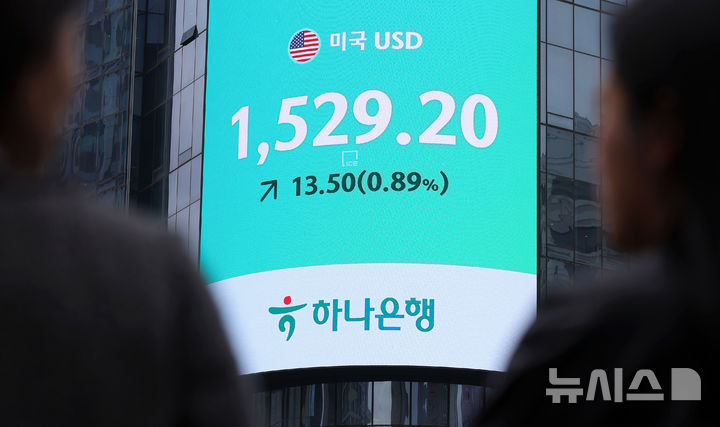 [서울=뉴시스] 홍효식 기자 = 중동발 지정학적 긴장 고조로 원·달러 환율이 1520원을 돌파하며 금융위기 이후 17년 만에 최고치를 기록한 가운데 31일 서울 중구 하나은행 외벽 전광판에 환율 정보가 표시돼 있다. 2026.03.31. yesphoto@newsis.com