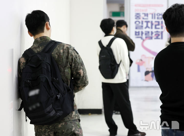 [서울=뉴시스] 조성우 기자 = 31일 서울 서초구 aT센터에서 열린 2026년 중견기업 일자리 박람회에서 한 군인이 취업 강의를 듣고 있다. 2026.03.31. xconfind@newsis.com