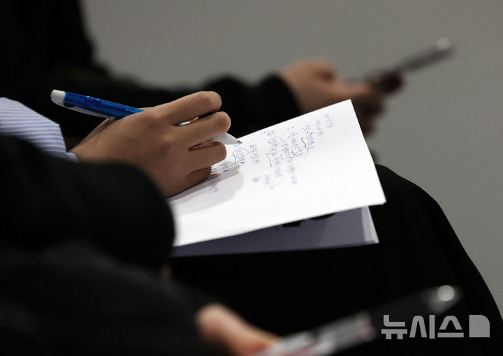 [서울=뉴시스] 조성우 기자 = 31일 서울 서초구 aT센터에서 열린 2026년 중견기업 일자리 박람회에서 한 구직자가 취업 상담을 받으며 메모하고 있다. 2026.03.31. xconfind@newsis.com