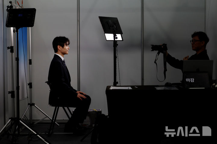 [서울=뉴시스] 조성우 기자 = 31일 서울 서초구 aT센터에서 열린 2026년 중견기업 일자리 박람회에서 한 구직자가 증명사진을 찍고 있다. 2026.03.31. xconfind@newsis.com