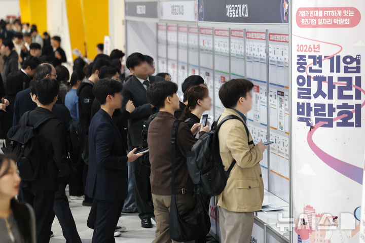 [서울=뉴시스] 조성우 기자 = 31일 서울 서초구 aT센터에서 열린 2026년 중견기업 일자리 박람회를 찾은 구직자들이 채용 공고 게시물을 살펴보고 있다. 2026.03.31. xconfind@newsis.com