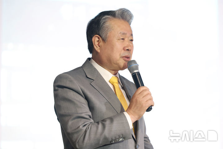 [서울=뉴시스] 박진희 기자 = 서울미술관 설립자 안병광 유니온약품그룹 회장이 31일 서울 종로구 서울미술관에서 열린 한국 판화의 선구자 김상유(1926~2002) 탄생 100주년 기념전 '쉽게 닳지 않는 사람' 기자간담회에 참석하여 인사말을 하고 있다. 2026.00.31. pak7130@newsis.com