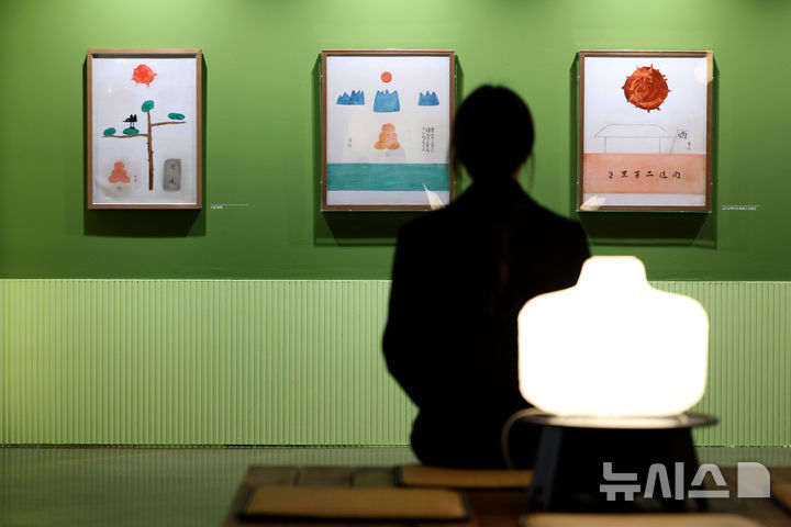 [서울=뉴시스] 박진희 기자 = 서울미술관은 한국 판화의 선구자 김상유(1926~2002) 탄생 100주년 기념전 '쉽게 닳지 않는 사람' 기자간담회를 31일 서울 종로구 서울미술관에서 갖고 판화부터 유화에 이르는 작가의 주요 작품을 선보이고 있다. 2026.03.31. pak7130@newsis.com