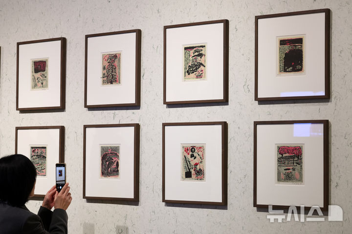 [서울=뉴시스] 박진희 기자 = 서울미술관은 한국 판화의 선구자 김상유(1926~2002) 탄생 100주년 기념전 '쉽게 닳지 않는 사람' 기자간담회를 31일 서울 종로구 서울미술관에서 갖고 판화부터 유화에 이르는 작가의 주요 작품을 선보이고 있다. 2026.03.31. pak7130@newsis.com