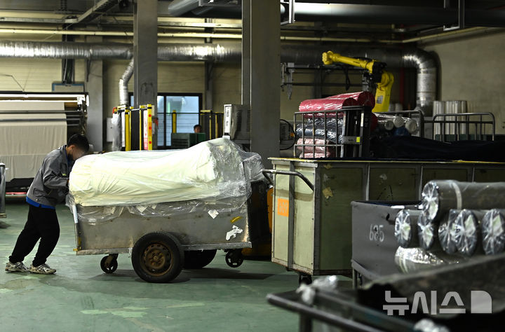 [안산=뉴시스] 김종택 기자 = 사진은 지난달 31일 경기 안산시 반월공단의 한 섬유공장 모습. (사진은 기사와 직접 관련이 없습니다.) 2026.04.30. jtk@newsis.com