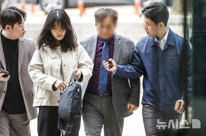 [서울=뉴시스] 정병혁 기자 = 전분 및 당류(전분당) 가격 담합 의혹을 받는 사조CPK 대표이사 이 모씨가 31일 서울 서초구 서울중앙지방법원에서 열린 구속 전 피의자심문(영장실질심사)에 출석하고 있다. 2026.03.31. jhope@newsis.com