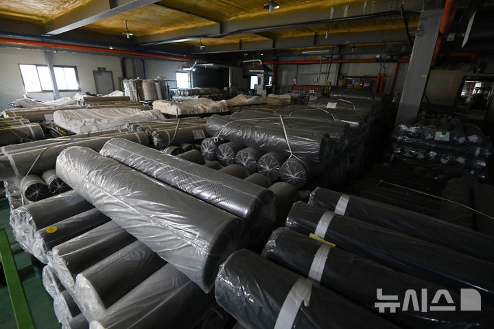 [안산=뉴시스] 김종택 기자 = 지난 달 31일 경기 안산시 반월공단의 한 섬유공장 모습. 2026.04.01. jtk@newsis.com