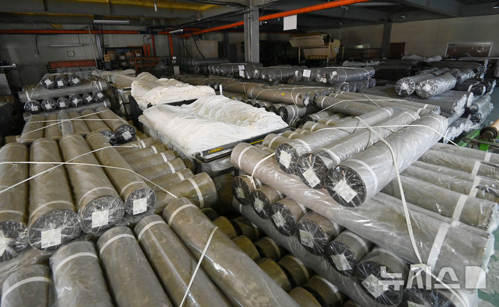 [안산=뉴시스] 김종택 기자 = 중동 전쟁 장기화로 에너지·원자재 공급망 충격이 산업계 전반으로 확산되면서 중소 제조업체들이 어려움을 겪고 있다. 중소기업중앙회가 지난달 30일 발표한 '4월 중소기업 경기전망조사' 결과에 따르면 4월 업황전망 경기전망지수(SBHI)는 80.8로 전달보다 1.7포인트 하락했다. 사진은 지난달 31일 경기 안산시 반월공단의 한 섬유공장 모습. 2026.03.31. jtk@newsis.com