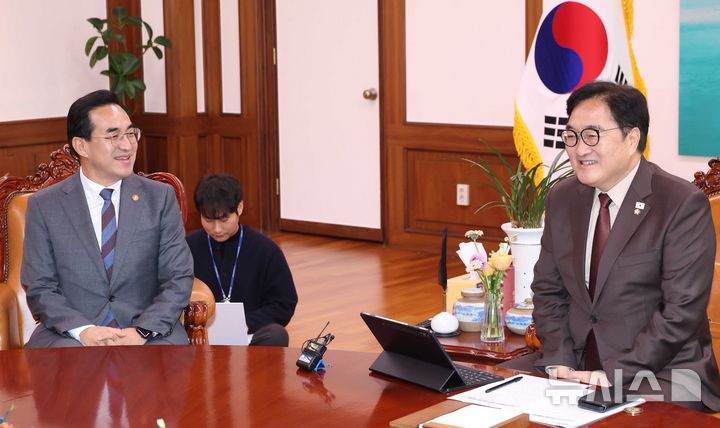 [서울=뉴시스] 조성봉 기자 = 우원식 국회의장이 31일 오후 서울 여의도 국회의장 집무실에서 박홍근 기획예산처 장관을 접견하고 있다. 2026.03.31. suncho21@newsis.com