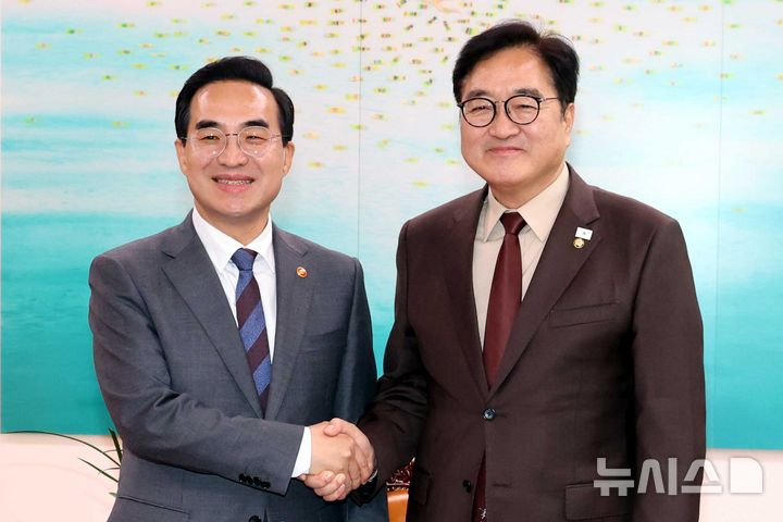 [서울=뉴시스] 조성봉 기자 = 우원식 국회의장이 31일 오후 서울 여의도 국회의장 집무실에서 박홍근 기획예산처 장관을 접견하며 악수를 하고 있다. 2026.03.31. suncho21@newsis.com