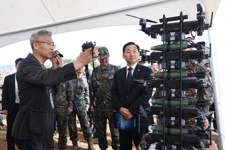 [서울=뉴시스] 이두희 국방부 차관이 31일 강원도 원주시 육군36보병사단에서 열린 2026 첨단국방 피치데이에서 저가 소형 군집 자폭 드론 부스를 둘러보고 있다. (사진=국방부 제공) 2026.03.31. photo@newsis.com *재판매 및 DB 금지