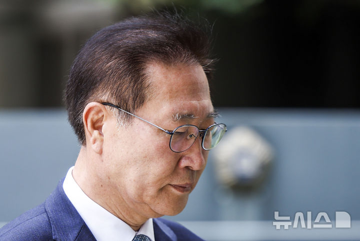 [서울=뉴시스] 정병혁 기자 = 12·3 비상계엄 선포 과정에 가담하고 김건희 여사 관련 수사를 무마하려 한 혐의로 기소된 박성재 전 법무부 장관 1심 재판이 23일 마무리될 예정이다. 사진은 박 전 장관이 지난달 31일 서울 서초구 서울중앙지방법원에서 열린 이종섭 호주대사 도피 의혹 관련 첫 공판에 출석하는 모습. 2026.04.09. jhope@newsis.com