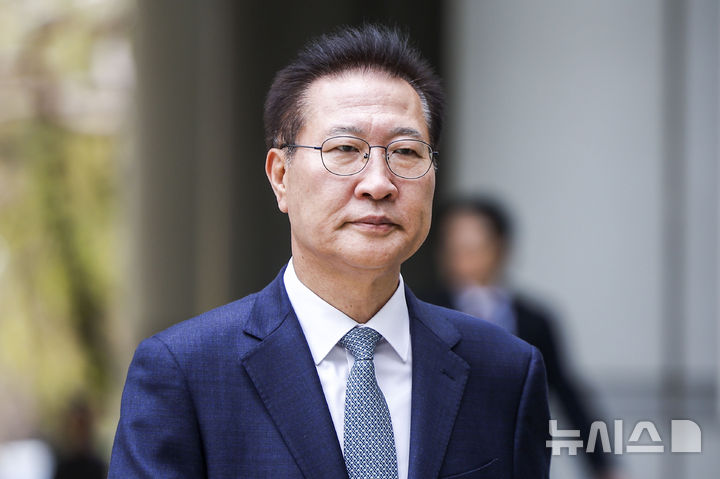 [서울=뉴시스] 정병혁 기자 = 12·3 비상계엄 선포 과정에 가담하고 김건희 여사 관련 수사를 무마하려 한 혐의로 기소된 박성재 전 법무부 장관 1심 재판이 이달 말에 종결될 예정이다. 사진은 박 전 장관이 지난달 31일 서울 서초구 서울중앙지방법원에서 열린 이종섭 호주대사 도피 의혹 관련 첫 공판에 출석하고 있는 모습. 2026.04.06. jhope@newsis.com