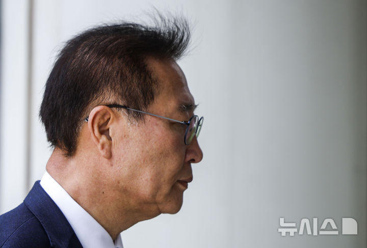 [서울=뉴시스] 정병혁 기자 = 12·3 비상계엄 선포 과정에 가담하고 김건희 여사 관련 수사를 무마하려 한 혐의로 기소된 박성재 전 법무부 장관의 재판에서 김 여사가 박 전 장관에게 보낸 텔레그램 메시지가 공개됐다. 사진은 박 전 장관이 지난달 31일 공판에 출석하고 있는 모습. 2026.04.20. jhope@newsis.com