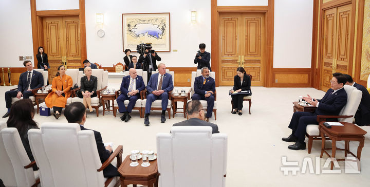 [서울=뉴시스] 최동준 기자 = 이재명 대통령이 31일 청와대에서 미국 하원의원단을 접견하며 발언하고 있다. (청와대통신사진기자단) 2026.03.31. photocdj@newsis.com