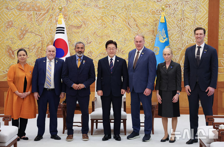 [서울=뉴시스] 최동준 기자 = 이재명 대통령이 31일 청와대에서 미국 하원의원단을 접견하며 기념촬영을 하고 있다.왼쪽부터 질 토쿠다, 마크 포칸, 아미 베라 의원, 이 대통령, 라이언 징키, 메리 스캔론, 팻 해리건 의원. (청와대통신사진기자단) 2026.03.31. photocdj@newsis.com