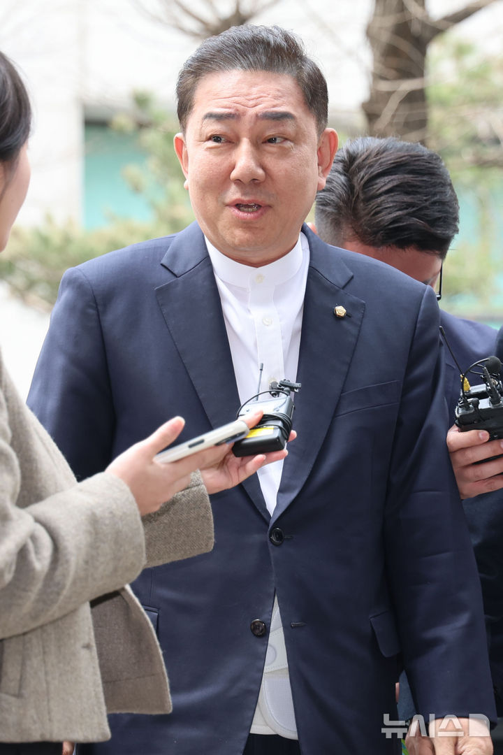 [서울=뉴시스] 권창회 기자 = 정치자금법 위반 등 각종 비위 의혹을 받는 김병기 무소속 의원이 31일 서울 마포구 공공범죄수사대에서 열린 4차 피의자 조사에 출석하며 발언하고 있다. 2026.03.31. kch0523@newsis.com