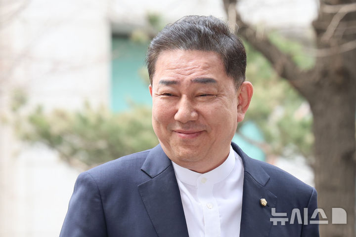 [서울=뉴시스] 권창회 기자 = 정치자금법 위반 등 각종 비위 의혹을 받는 김병기 무소속 의원이 31일 서울 마포구 공공범죄수사대에서 열린 4차 피의자 조사에 출석하며 미소짓고 있다. 2026.03.31. kch0523@newsis.com
