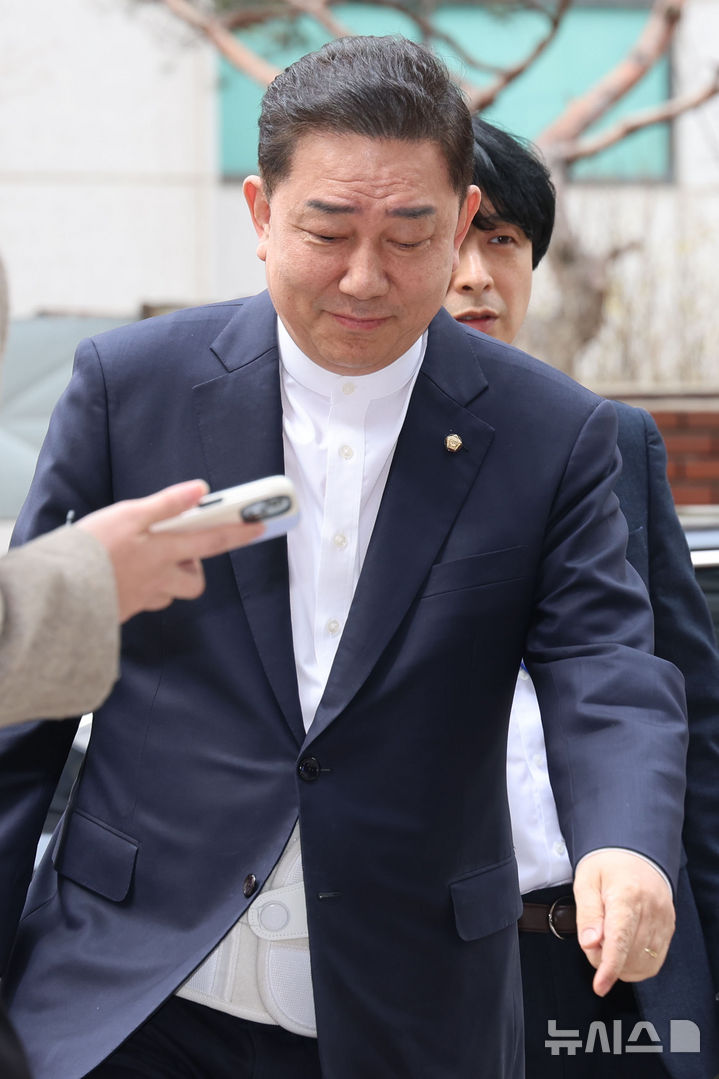 [서울=뉴시스] 권창회 기자 = 정치자금법 위반 등 각종 비위 의혹을 받는 김병기 무소속 의원이 31일 서울 마포구 공공범죄수사대에서 열린 4차 피의자 조사에 출석하고 있다. 2026.03.31. kch0523@newsis.com