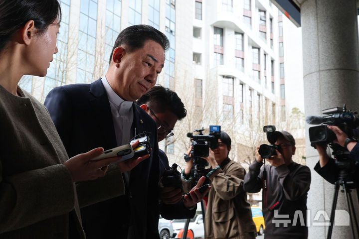 [서울=뉴시스] 권창회 기자 = 정치자금법 위반 등 각종 비위 의혹을 받는 김병기 무소속 의원이 31일 서울 마포구 공공범죄수사대에서 열린 4차 피의자 조사에 출석하고 있다. 2026.03.31. kch0523@newsis.com