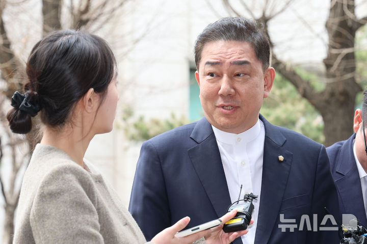 [서울=뉴시스] 권창회 기자 = 정치자금법 위반 등 각종 비위 의혹을 받는 김병기 무소속 의원이 31일 서울 마포구 공공범죄수사대에서 열린 4차 피의자 조사에 출석하며 발언하고 있다. 2026.03.31. kch0523@newsis.com