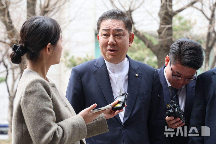 [서울=뉴시스] 권창회 기자 = 정치자금법 위반 등 각종 비위 의혹을 받는 김병기 무소속 의원이 31일 서울 마포구 공공범죄수사대에서 열린 4차 피의자 조사에 출석하며 발언하고 있다. 2026.03.31. kch0523@newsis.com