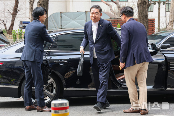 [서울=뉴시스] 권창회 기자 = 정치자금법 위반 등 각종 비위 의혹을 받는 김병기 무소속 의원이 31일 서울 마포구 공공범죄수사대에서 열린 4차 피의자 조사에 출석하고 있다. 2026.03.31. kch0523@newsis.com