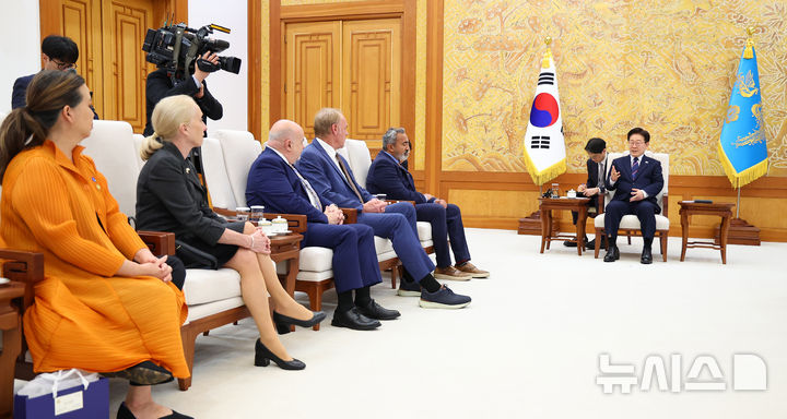 [서울=뉴시스] 최동준 기자 = 이재명 대통령이 31일 청와대에서 미국 하원의원단을 접견하며 발언하고 있다. (청와대통신사진기자단) 2026.03.31. photocdj@newsis.com