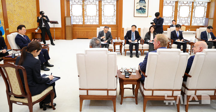 [서울=뉴시스] 최동준 기자 = 이재명 대통령이 31일 청와대에서 미국 하원의원단을 접견하며 발언하고 있다. (청와대통신사진기자단) 2026.03.31. photocdj@newsis.com