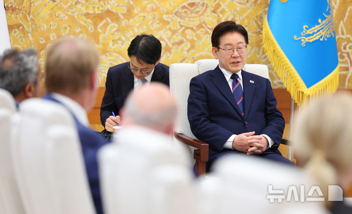 [서울=뉴시스] 최동준 기자 = 이재명 대통령이 31일 청와대에서 미국 하원의원단을 접견하며 발언하고 있다. (청와대통신사진기자단) 2026.03.31. photocdj@newsis.com