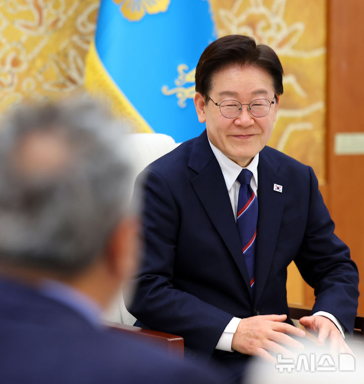 [서울=뉴시스] 최동준 기자 = 이재명 대통령이 31일 청와대에서 미국 하원의원단을 접견하고 있다. (청와대통신사진기자단) 2026.03.31. photocdj@newsis.com