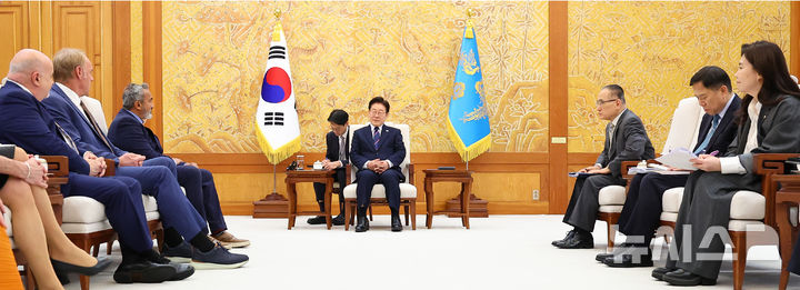 [서울=뉴시스] 최동준 기자 = 이재명 대통령이 31일 청와대에서 미국 하원의원단을 접견하며 발언하고 있다. (청와대통신사진기자단) 2026.03.31. photocdj@newsis.com