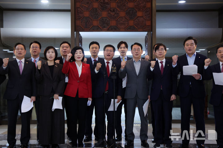[서울=뉴시스] 김명년 기자 = 부산 지역구 국민의힘 의원들이 31일 오후 서울 여의도 국회 로텐더홀에서 부산 글로벌허브도시 특별법 관련 기자회견을 열고 구호를 외치고 있다. 2026.03.31. kmn@newsis.com
