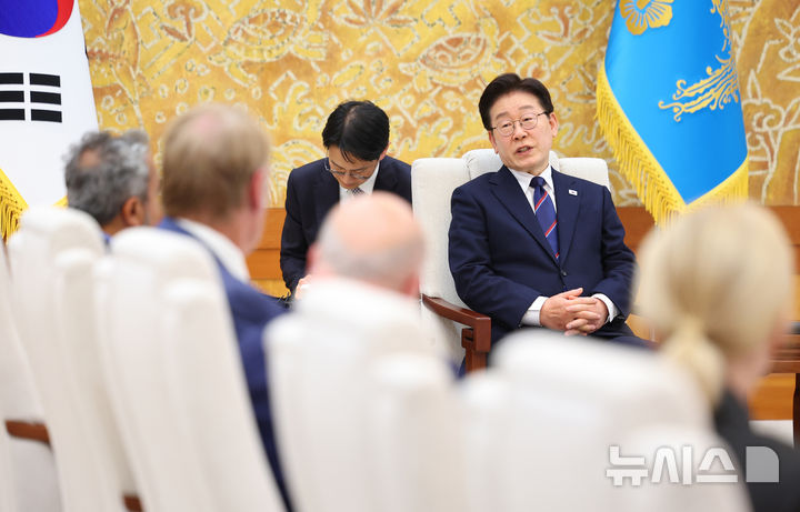 [서울=뉴시스] 최동준 기자 = 이재명 대통령이 31일 청와대에서 미국 하원의원단을 접견하며 발언하고 있다. (청와대통신사진기자단) 2026.03.31. photocdj@newsis.com