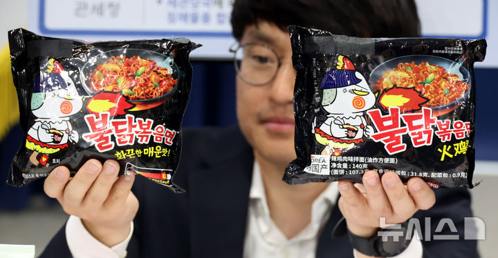 [서울=뉴시스] 추상철 기자 = 30일 오후 서울 종로구 정부서울청사에서 지식재산처의 K-브랜드 정부인증제도 도입 방안 등에 대한 브리핑에 앞서 직원이 한류편승상품 등을 공개하고 있다. 2026.03.30. scchoo@newsis.com