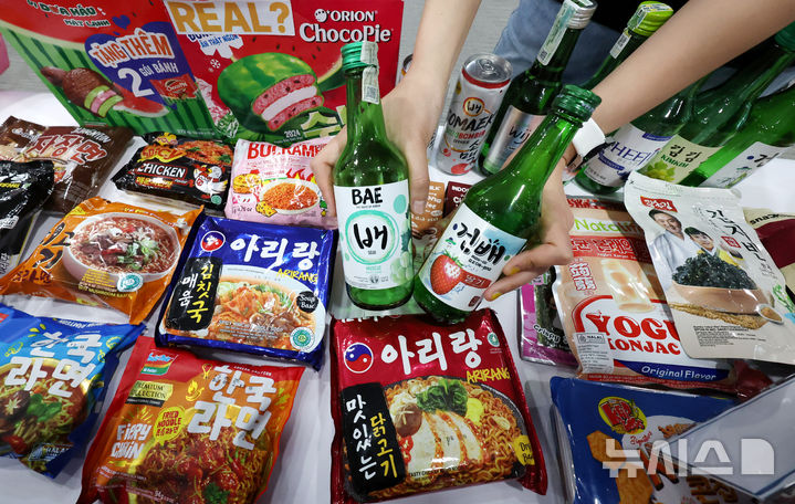 [서울=뉴시스] 추상철 기자 = 30일 오후 서울 종로구 정부서울청사에서 지식재산처의 K-브랜드 정부인증제도 도입 방안 등에 대한 브리핑에 앞서 직원이 한류편승상품 등을 공개하고 있다. 2026.03.30. scchoo@newsis.com