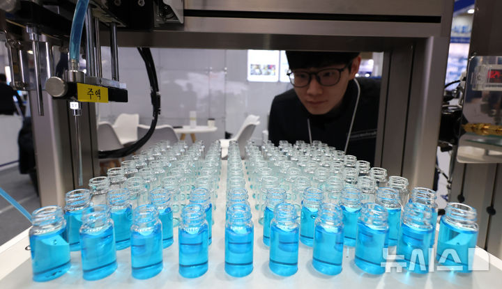 [고양=뉴시스] 전진환 기자 =지난달 31일 경기 고양시 킨텍스에서 열린 제약, 바이오, 패키징, 물류 등 산업계의 전 분야를 망라하는 KOREA PACK(코리아팩) & ICPI WEEK 2026을 찾은 관람객이 용액을 주입하는 필링유닛을 살펴보고 있다. 2026.03.31. amin2@newsis.com