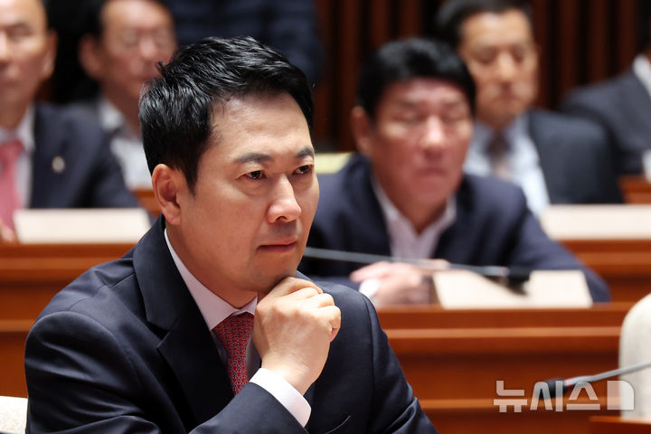 [서울=뉴시스] 고승민 기자 = 장동혁 국민의힘 대표가 31일 서울 여의도 국회에서 열린 의원총회에서 생각에 잠겨 있다. 2026.03.31. kkssmm99@newsis.com