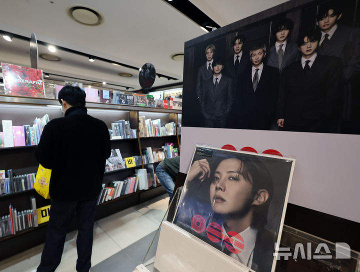 [서울=뉴시스] 배훈식 기자 = 31일 서울 종로구 교보문고 광화문점 음반 판매장에 방탄소년단(BTS) 정규 5집 아리랑 앨범이 진열돼 있다. 빌보드 홈페이지에 게재된 차트 예고 기사에 따르면, BTS 3년9개월 만인 지난 20일 발매한 완전체 앨범 '아리랑'의 타이틀곡 '스윔'은 4월4일자 '핫100' 정상에 올랐다. 2026.03.31. dahora83@newsis.com