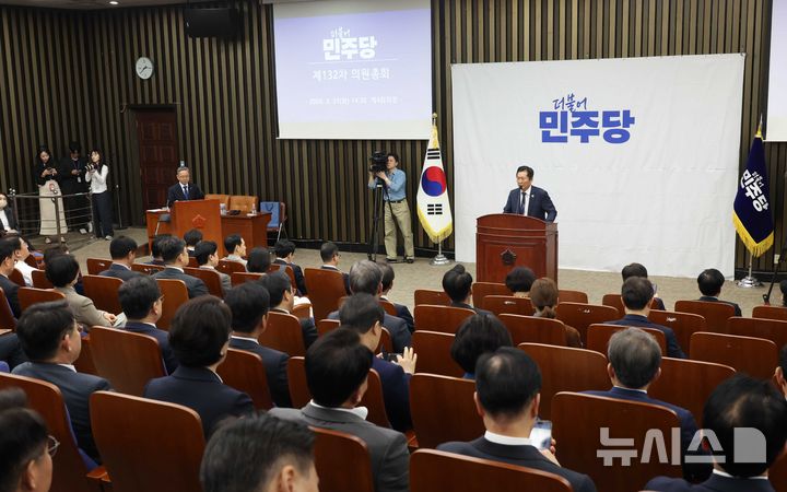 [서울=뉴시스] 조성봉 기자 = 정청래 더불어민주당 대표가 지난달 31일 오후 서울 여의도 국회에서 열린 의원총회에서 발언을 하고 있다. 2026.03.31. suncho21@newsis.com