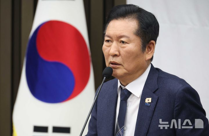 [서울=뉴시스] 조성봉 기자 = 정청래 더불어민주당 대표가 31일 오후 서울 여의도 국회에서 열린 의원총회에서 발언을 하고 있다. 2026.03.31. suncho21@newsis.com