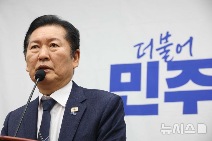 [서울=뉴시스] 조성봉 기자 = 정청래 더불어민주당 대표가 지난달 31일 오후 서울 여의도 국회에서 열린 의원총회에서 발언을 하고 있다. 2026.03.31. suncho21@newsis.com