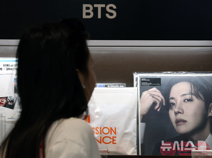[서울=뉴시스] 배훈식 기자 = 31일 서울 종로구 교보문고 광화문점 음반 판매장에 방탄소년단(BTS) 정규 5집 아리랑 앨범이 진열돼 있다. 빌보드 홈페이지에 게재된 차트 예고 기사에 따르면, BTS 3년9개월 만인 지난 20일 발매한 완전체 앨범 '아리랑'의 타이틀곡 '스윔'은 4월4일자 '핫100' 정상에 올랐다. 2026.03.31. dahora83@newsis.com