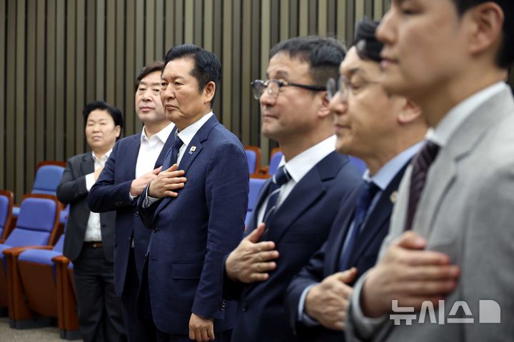 [서울=뉴시스] 조성봉 기자 = 정청래 더불어민주당 대표가 31일 오후 서울 여의도 국회에서 열린 의원총회에서 국민의례를 하고 있다. 2026.03.31. suncho21@newsis.com