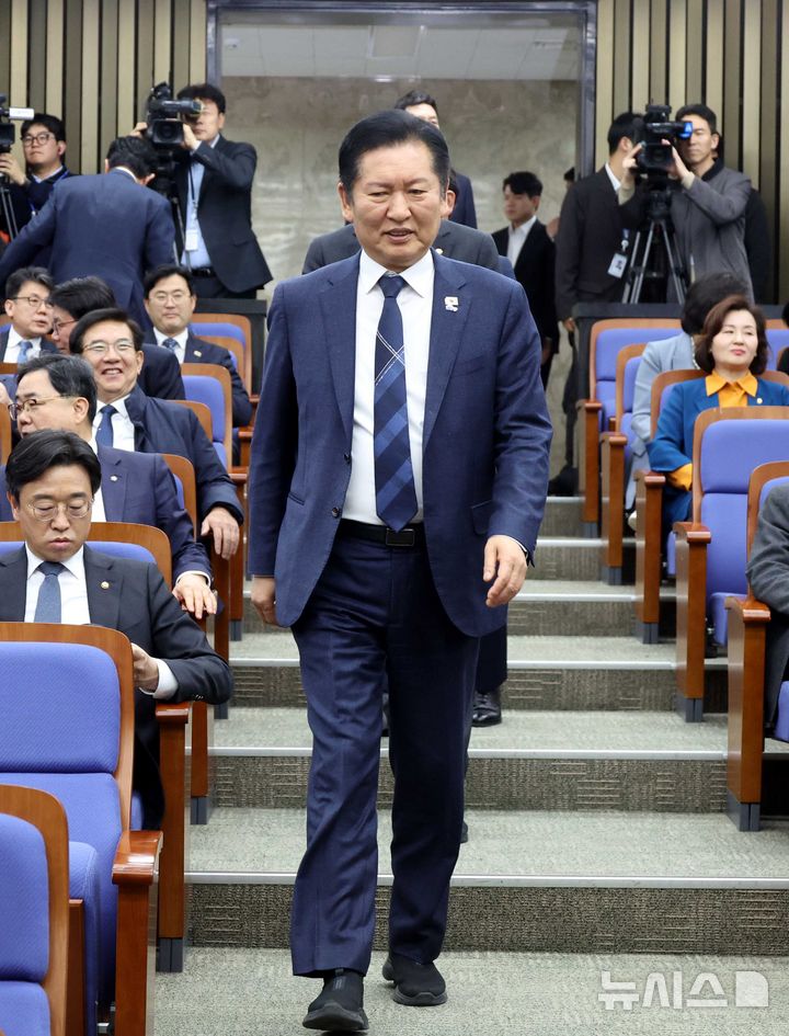 [서울=뉴시스] 조성봉 기자 = 정청래 더불어민주당 대표가 31일 오후 서울 여의도 국회에서 열린 의원총회에 참석하고 있다. 2026.03.31. suncho21@newsis.com