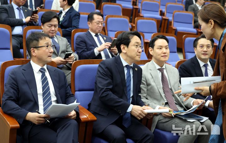 [서울=뉴시스] 조성봉 기자 = 한병도 더불어민주당 원내대표가 31일 오후 서울 여의도 국회에서 열린 의원총회에서 임오경 의원과 대화를 하고 있다. 2026.03.31. suncho21@newsis.com