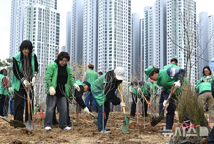 [수원=뉴시스] 김종택 기자 = 지난달 31일 경기 수원시 장안구 대유평공원에서 열린 제81회 식목일 기념 나무심기 행사에서 시민들이 나무를 심고 있다. 2026.03.31. jtk@newsis.com